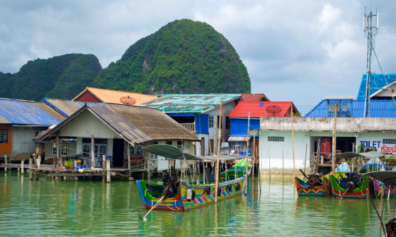 Một ngôi làng chài truyền thống thu hút khách du lịch